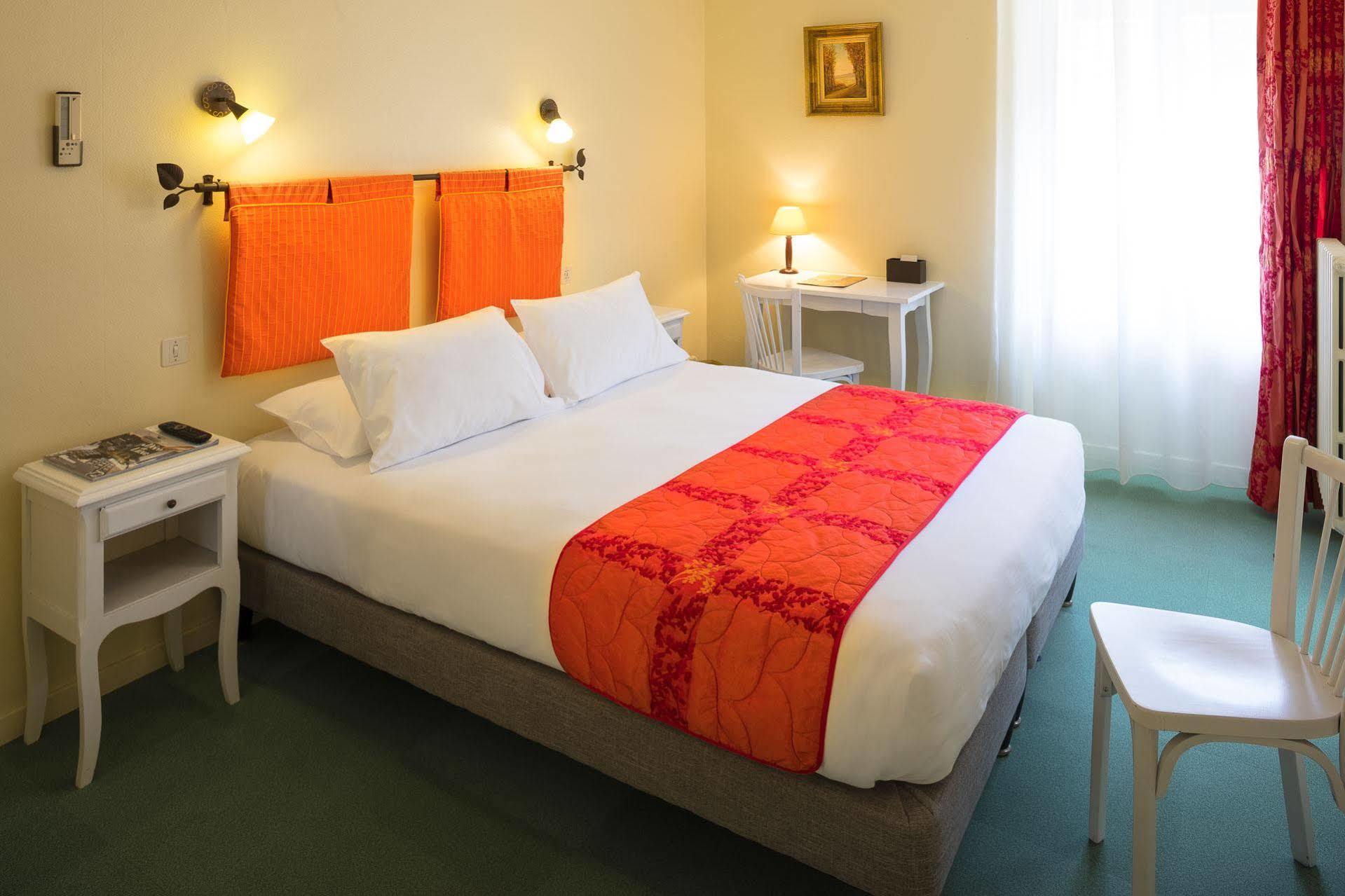 Logis Hotel Restaurant Les Cedres Жуаез Екстер'єр фото